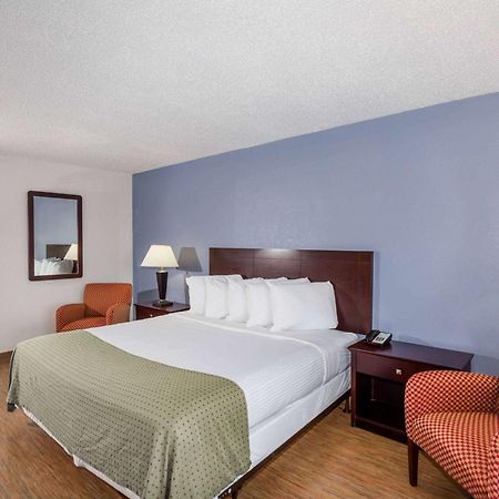 Days Inn By Wyndham St. Petersburg / Tampa Bay Area Пинеллас-Парк Экстерьер фото