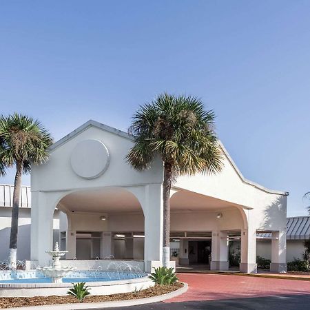 Days Inn By Wyndham St. Petersburg / Tampa Bay Area Пинеллас-Парк Экстерьер фото
