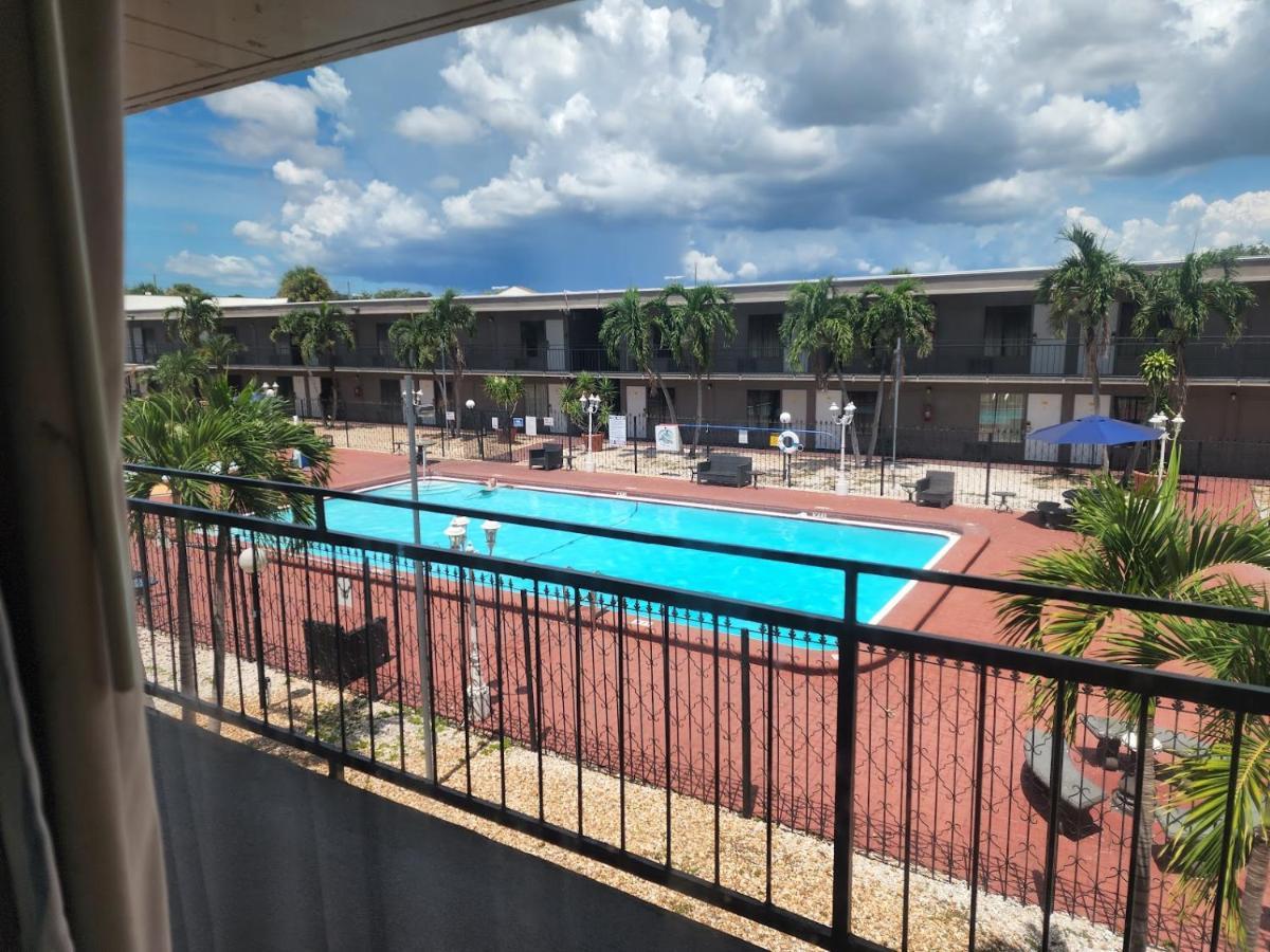 Days Inn By Wyndham St. Petersburg / Tampa Bay Area Пинеллас-Парк Экстерьер фото