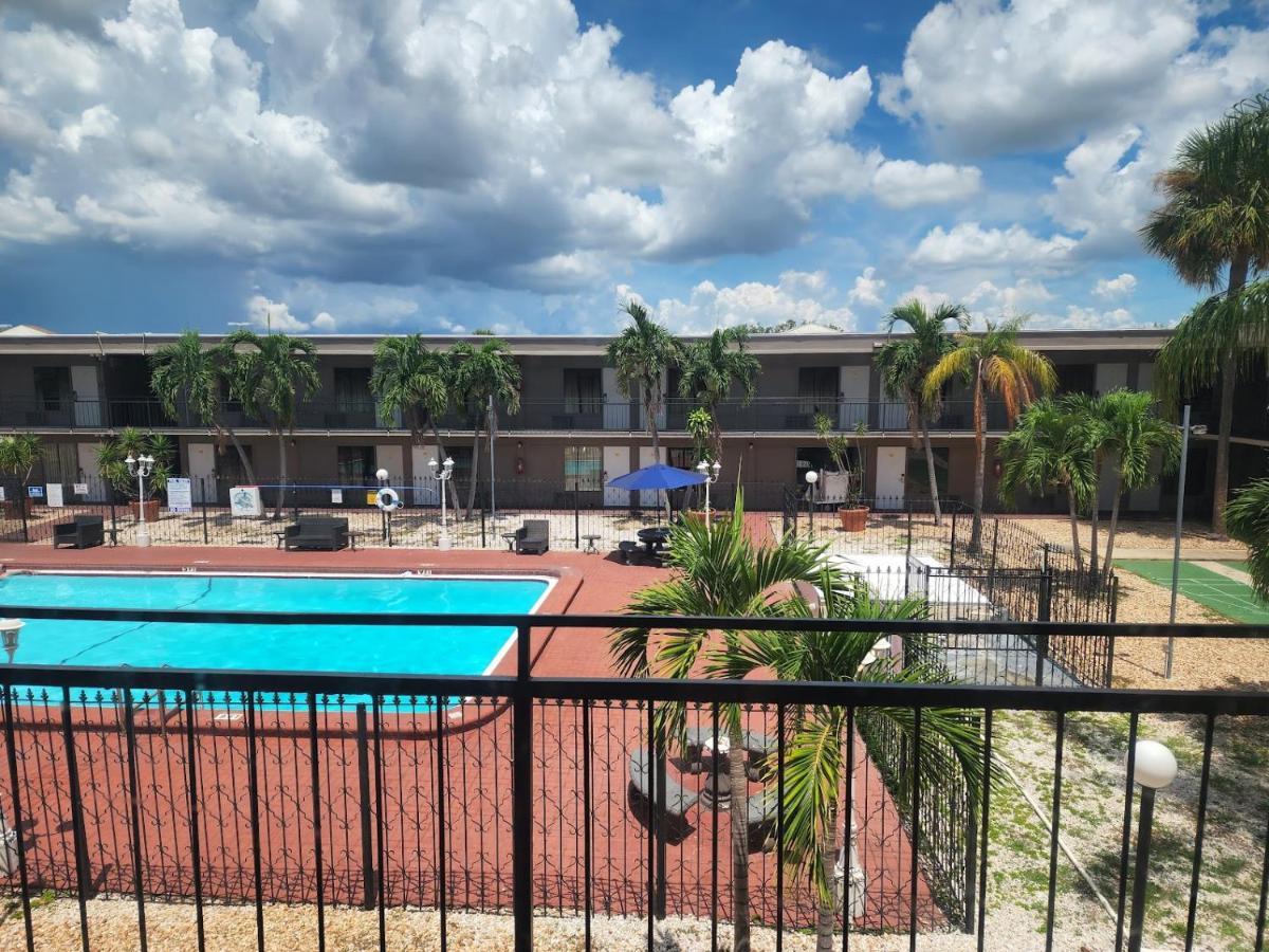 Days Inn By Wyndham St. Petersburg / Tampa Bay Area Пинеллас-Парк Экстерьер фото