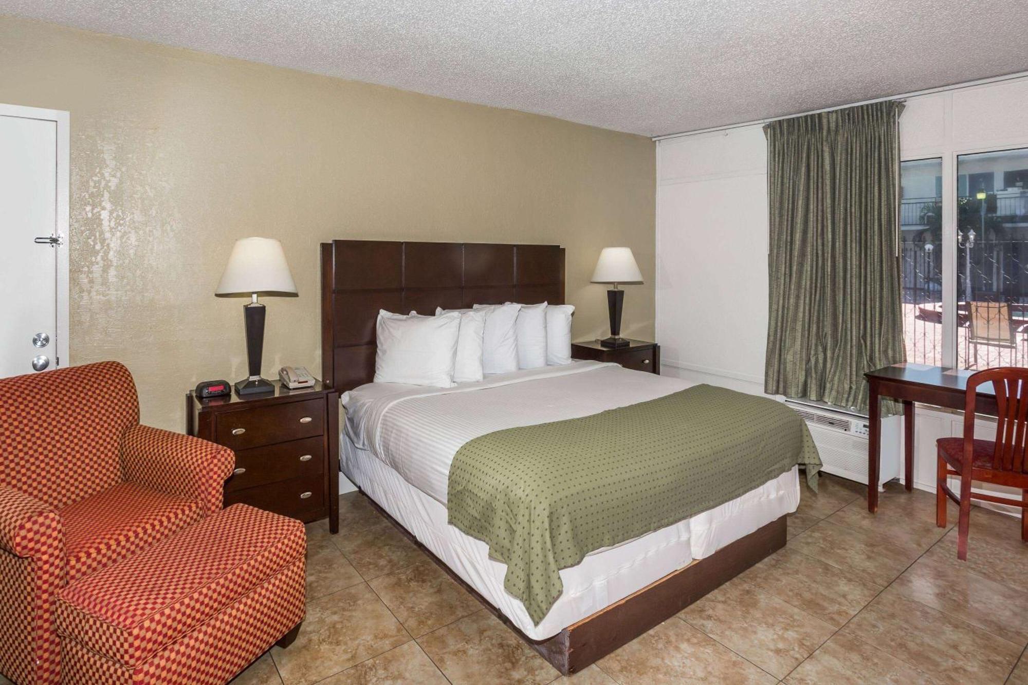 Days Inn By Wyndham St. Petersburg / Tampa Bay Area Пинеллас-Парк Экстерьер фото