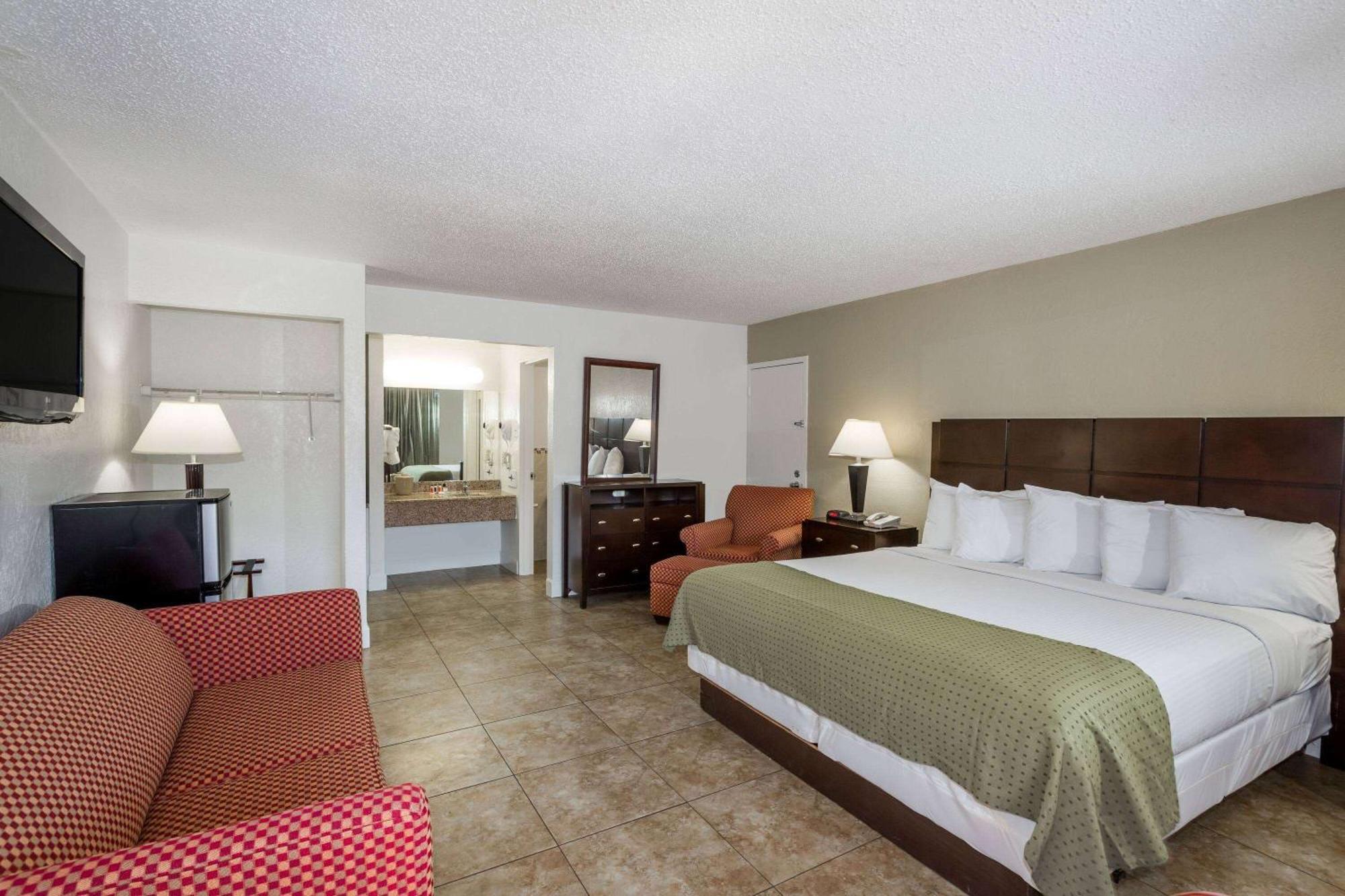 Days Inn By Wyndham St. Petersburg / Tampa Bay Area Пинеллас-Парк Экстерьер фото
