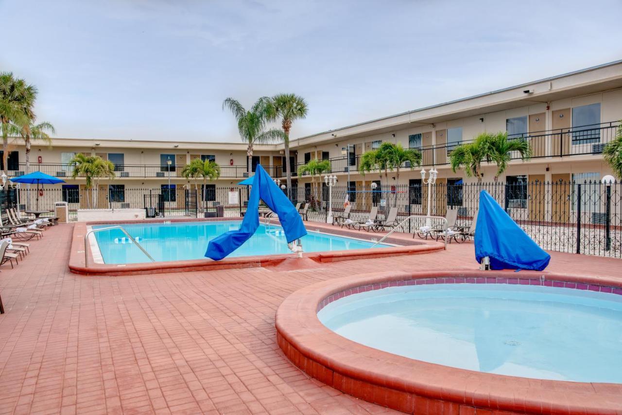 Days Inn By Wyndham St. Petersburg / Tampa Bay Area Пинеллас-Парк Экстерьер фото