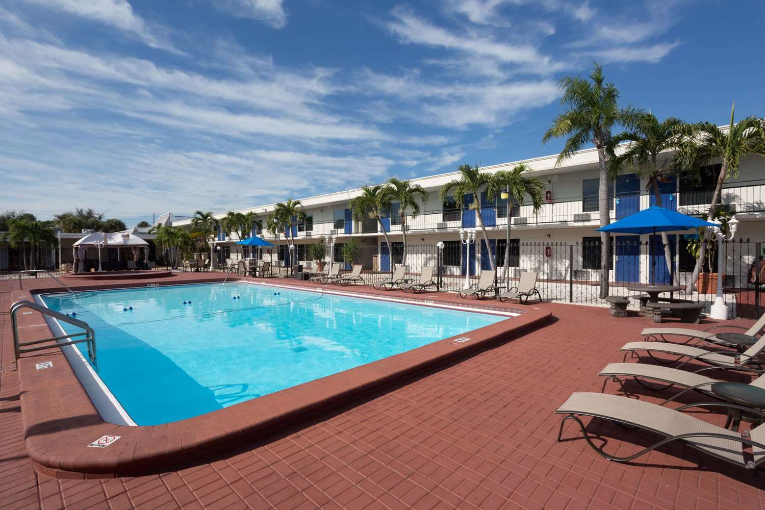 Days Inn By Wyndham St. Petersburg / Tampa Bay Area Пинеллас-Парк Экстерьер фото