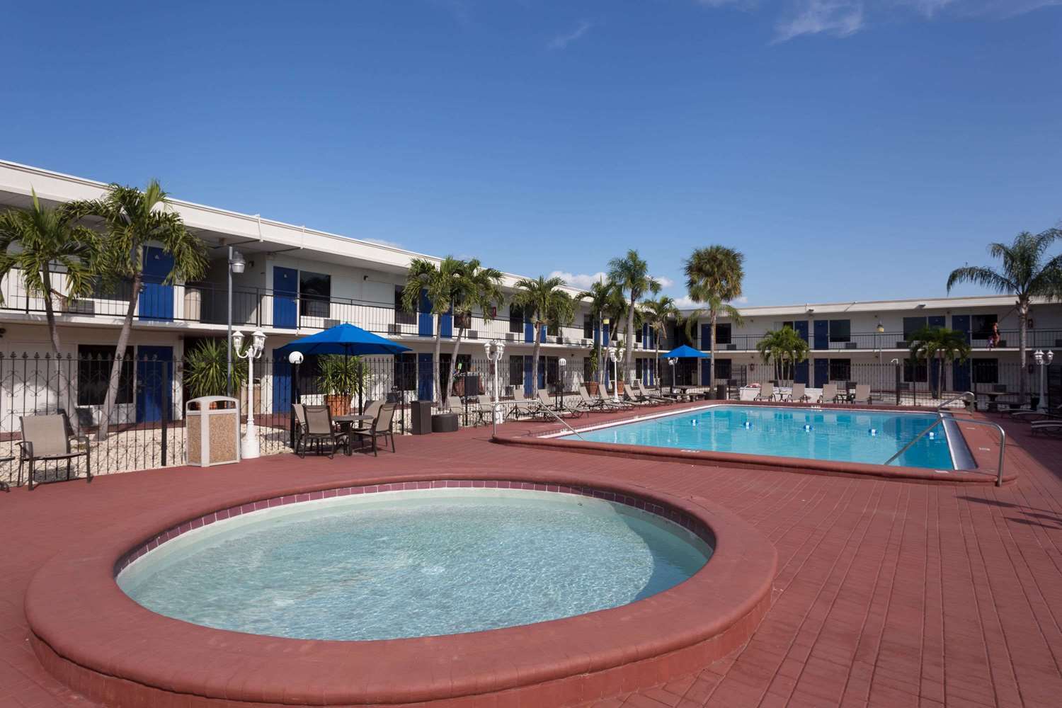 Days Inn By Wyndham St. Petersburg / Tampa Bay Area Пинеллас-Парк Экстерьер фото