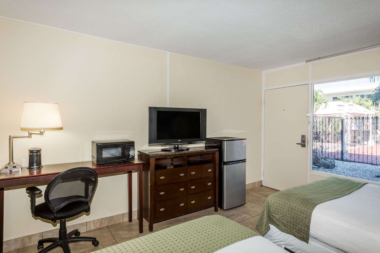 Days Inn By Wyndham St. Petersburg / Tampa Bay Area Пинеллас-Парк Экстерьер фото